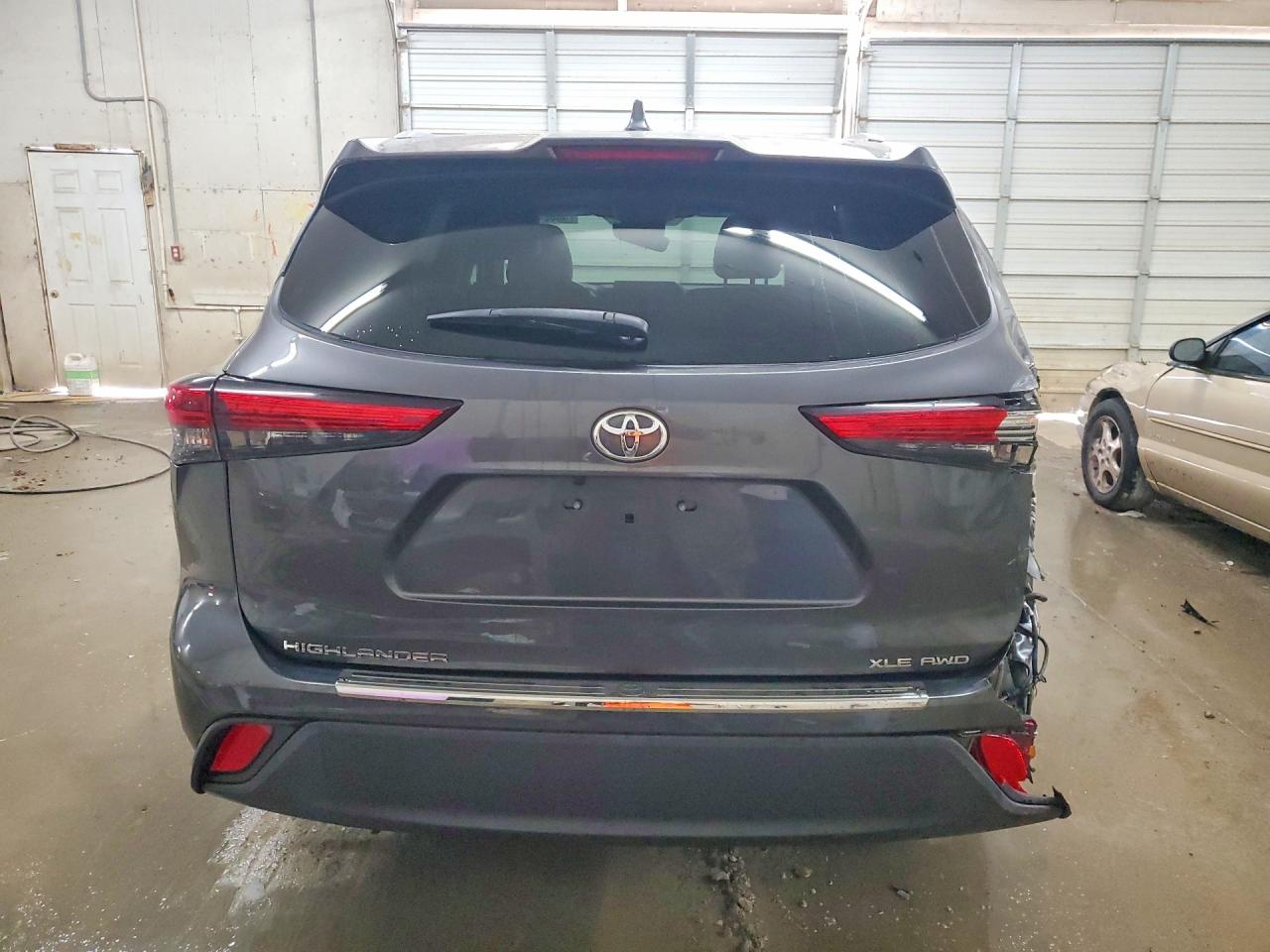 2022 TOYOTA HIGHLANDER XLE photo 11