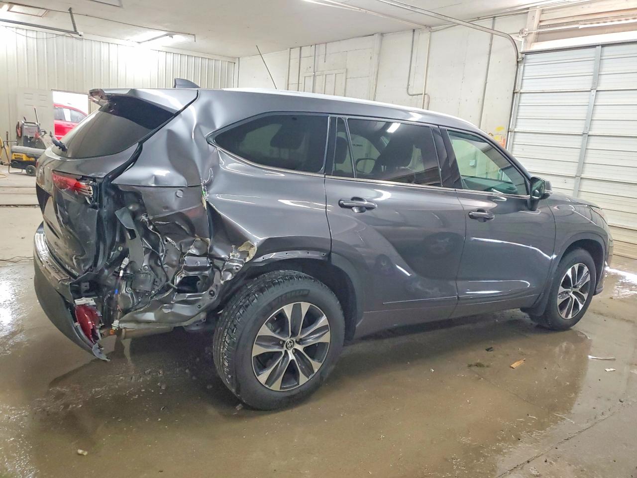 2022 TOYOTA HIGHLANDER XLE photo 5