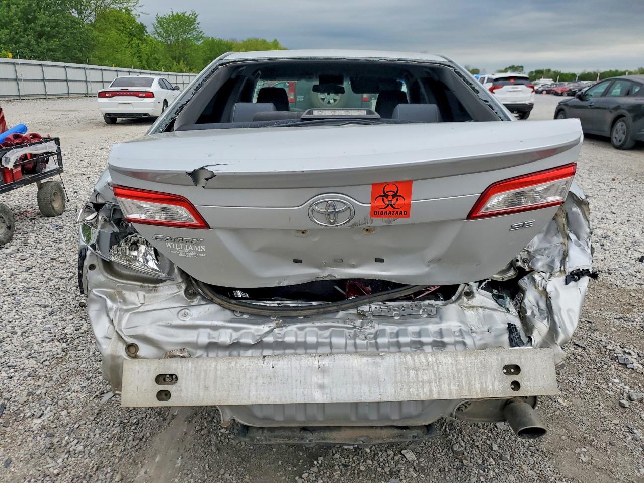 2012 TOYOTA CAMRY SE photo 16