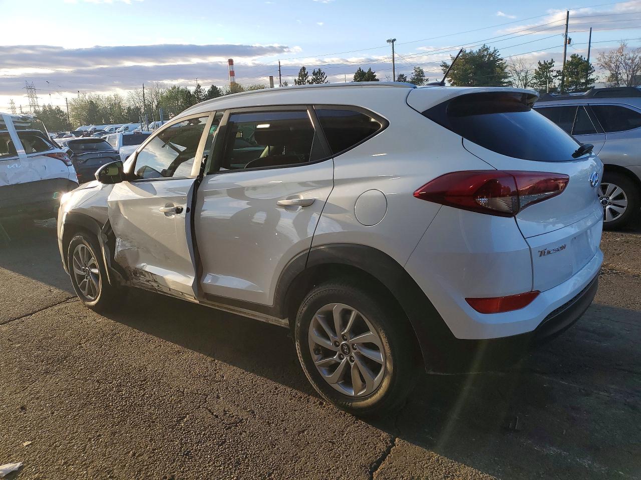 2017 HYUNDAI TUCSON SE photo 4