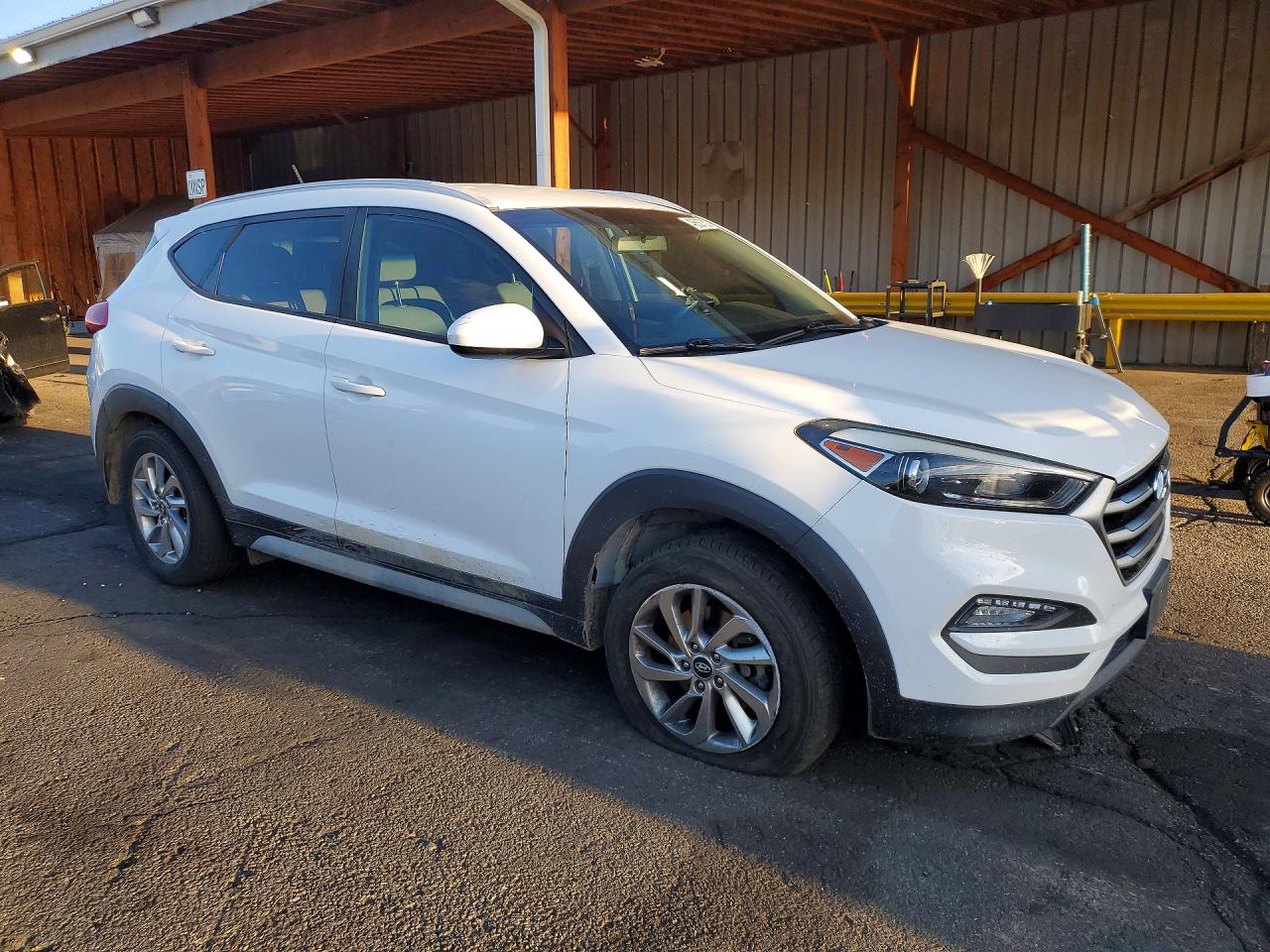2017 HYUNDAI TUCSON SE photo 10