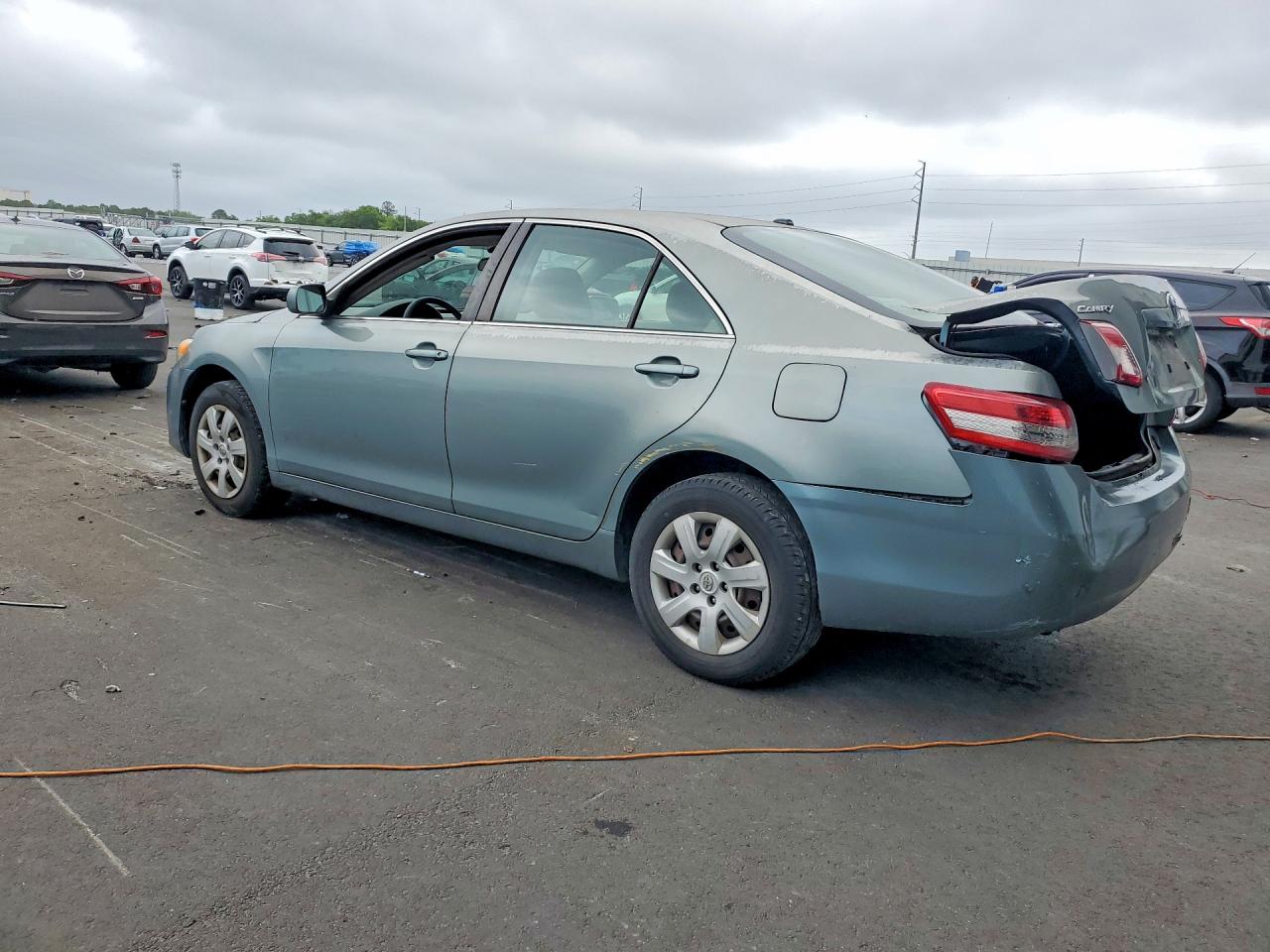 2011 TOYOTA CAMRY LE photo 2