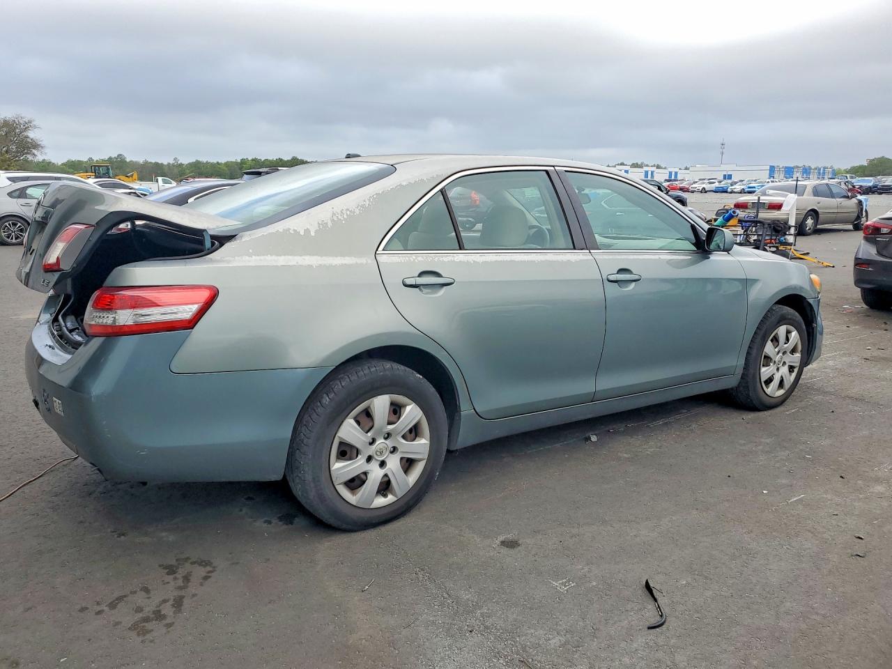 2011 TOYOTA CAMRY LE photo 3