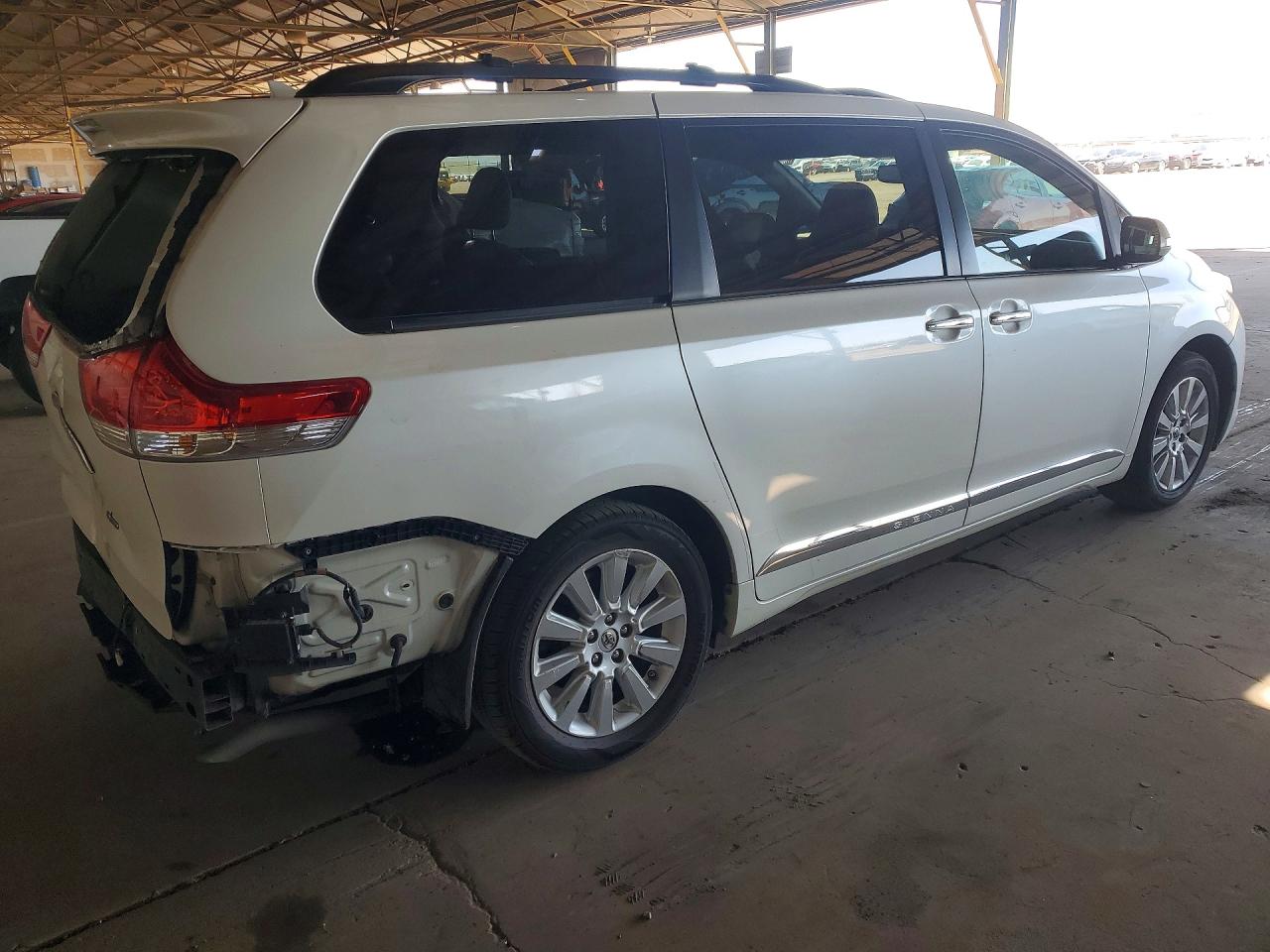 2014 TOYOTA SIENNA LIMITED 7-PASSENGER photo 5