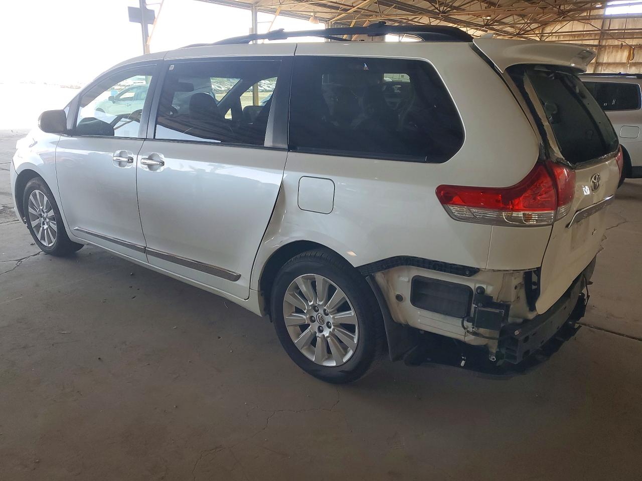 2014 TOYOTA SIENNA LIMITED 7-PASSENGER photo 3