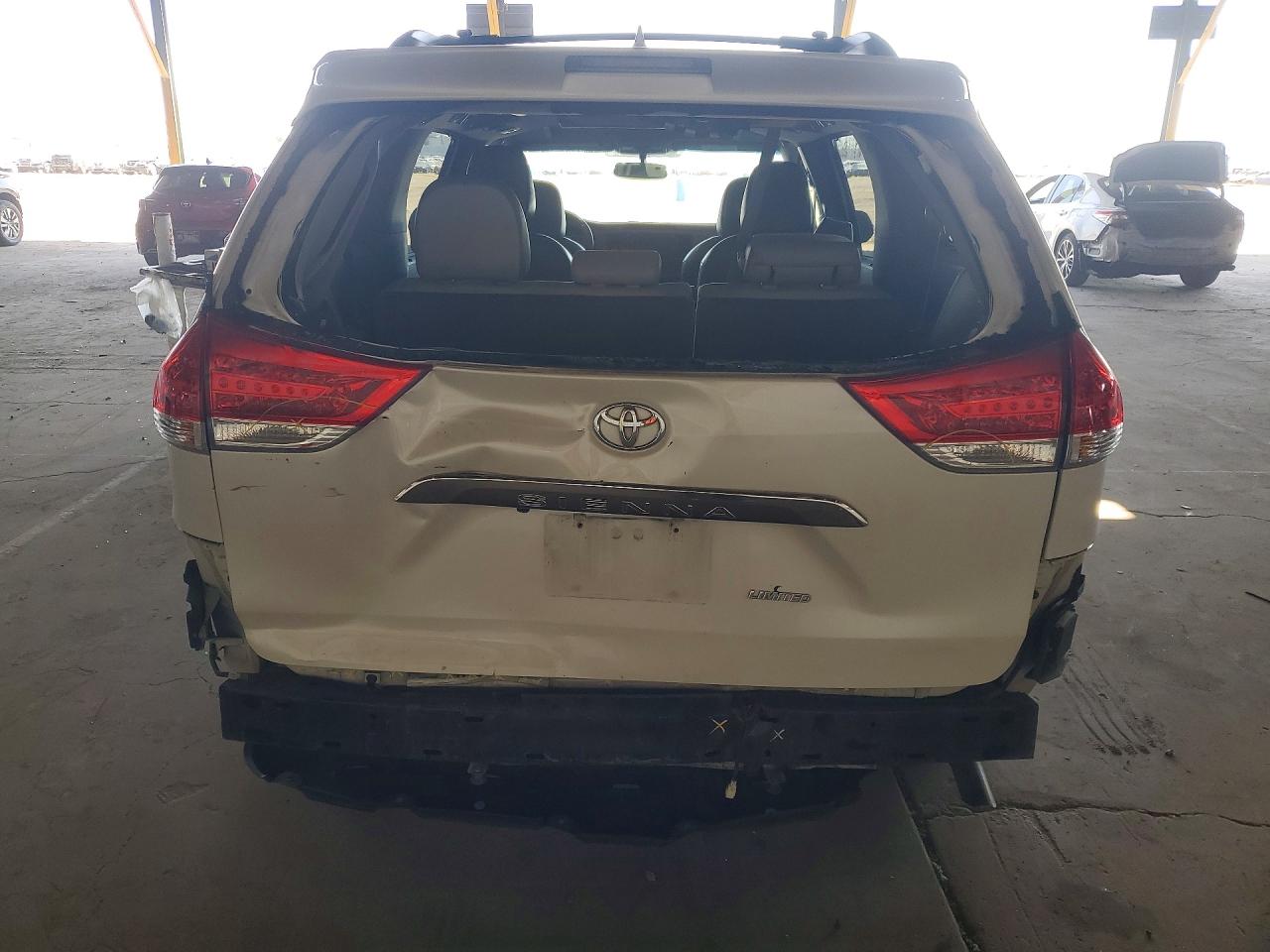 2014 TOYOTA SIENNA LIMITED 7-PASSENGER photo 11