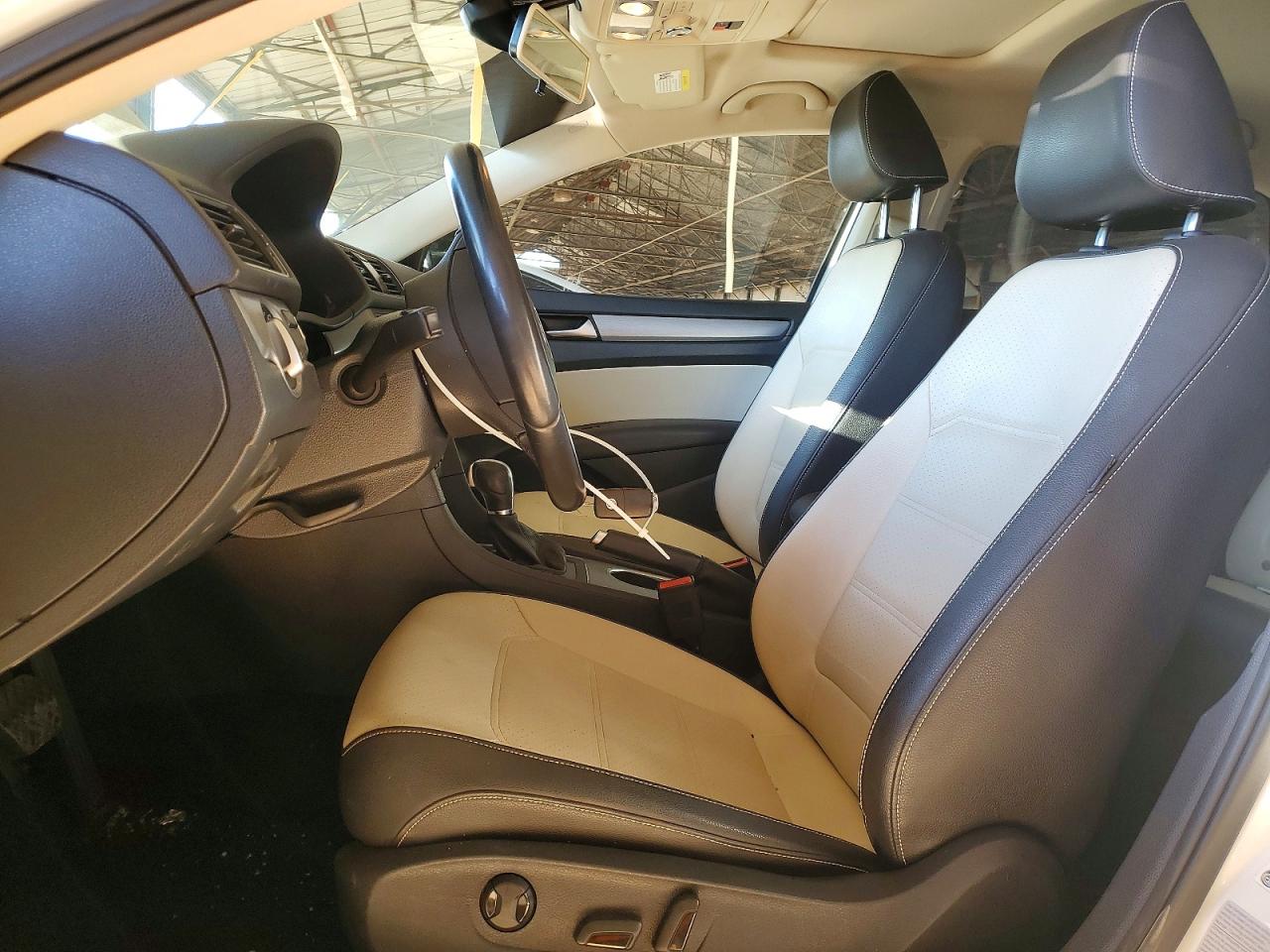 2015 VOLKSWAGEN PASSAT SE photo 13