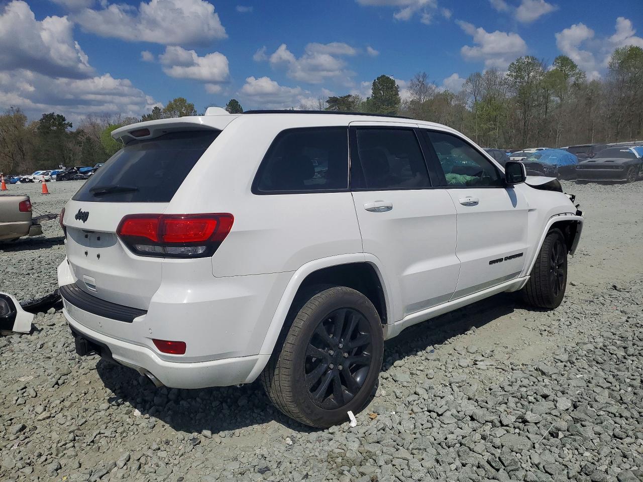 2020 JEEP GRAND CHEROKEE LAREDO photo 3