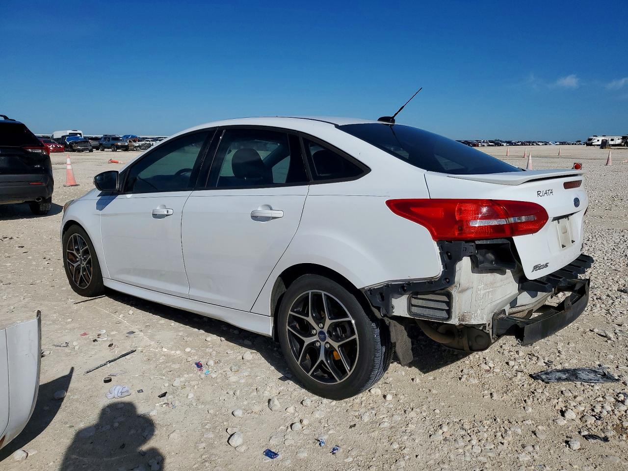 2015 FORD FOCUS SE photo 3