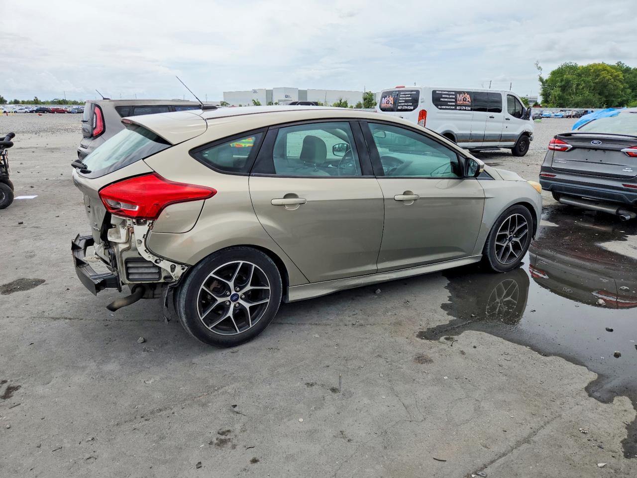 2015 FORD FOCUS SE photo 5
