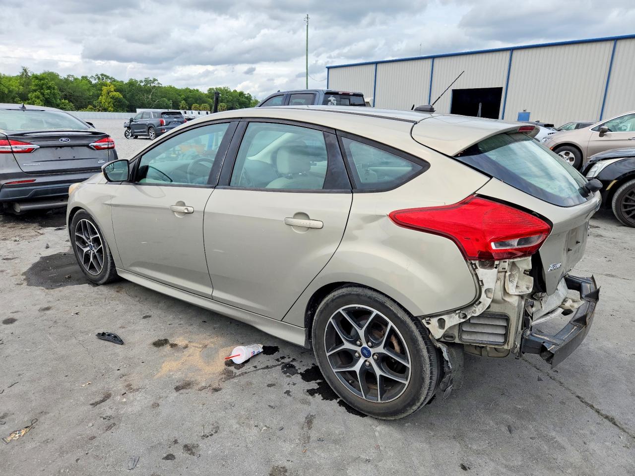 2015 FORD FOCUS SE photo 3