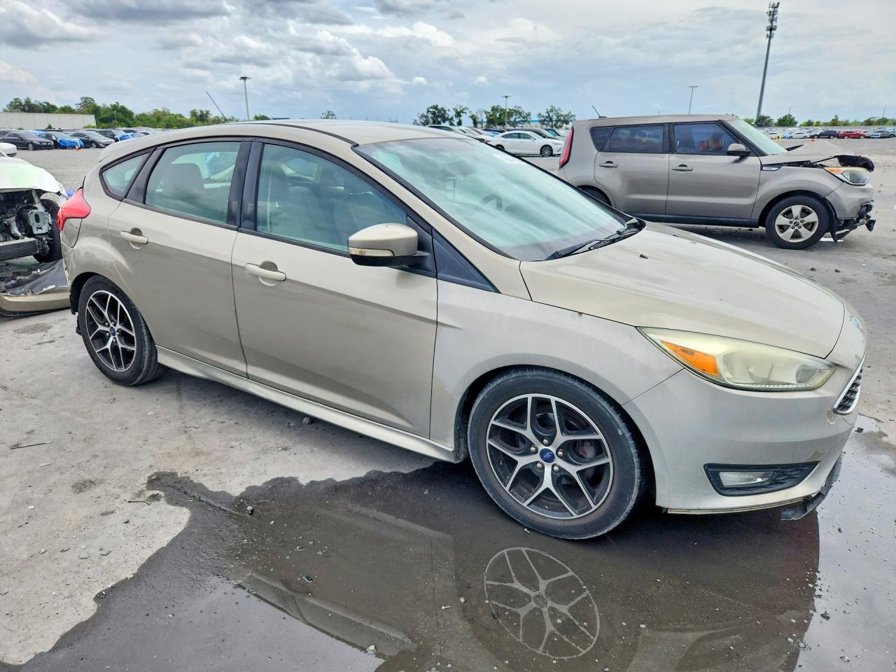 2015 FORD FOCUS SE photo 7