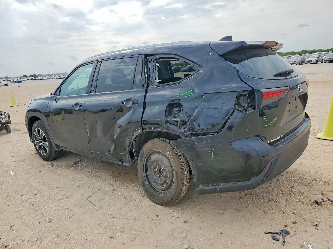 2024 TOYOTA HIGHLANDER XLE photo 4