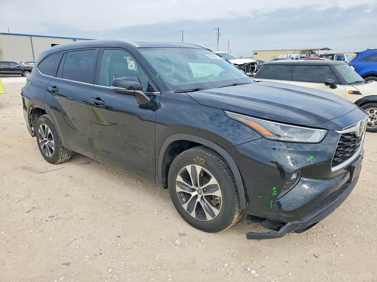 2024 TOYOTA HIGHLANDER XLE photo 10