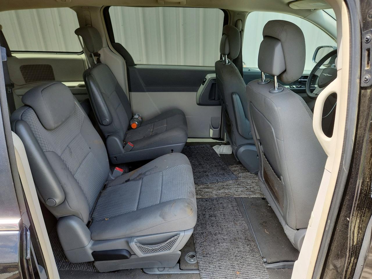 2010 CHRYSLER TOWN & COUNTRY LX photo 21