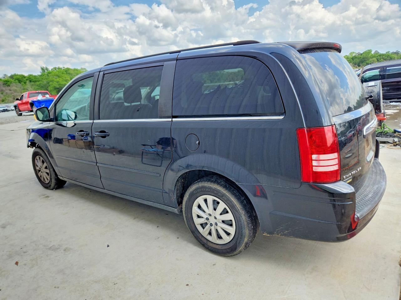 2010 CHRYSLER TOWN & COUNTRY LX photo 3