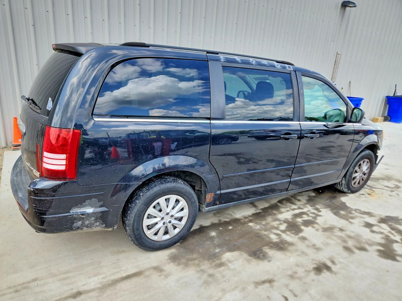 2010 CHRYSLER TOWN & COUNTRY LX photo 5