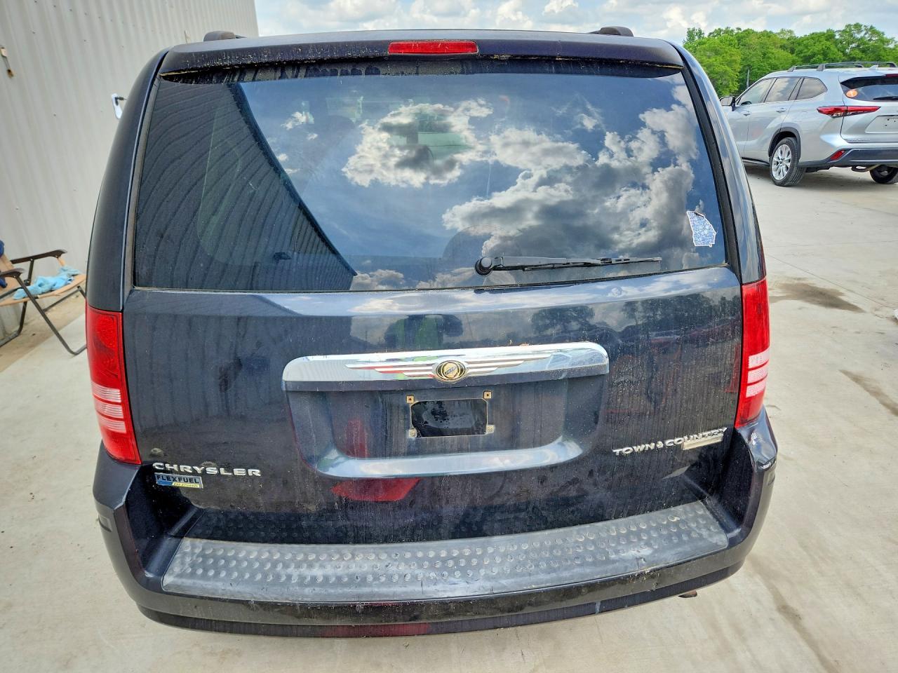 2010 CHRYSLER TOWN & COUNTRY LX photo 11