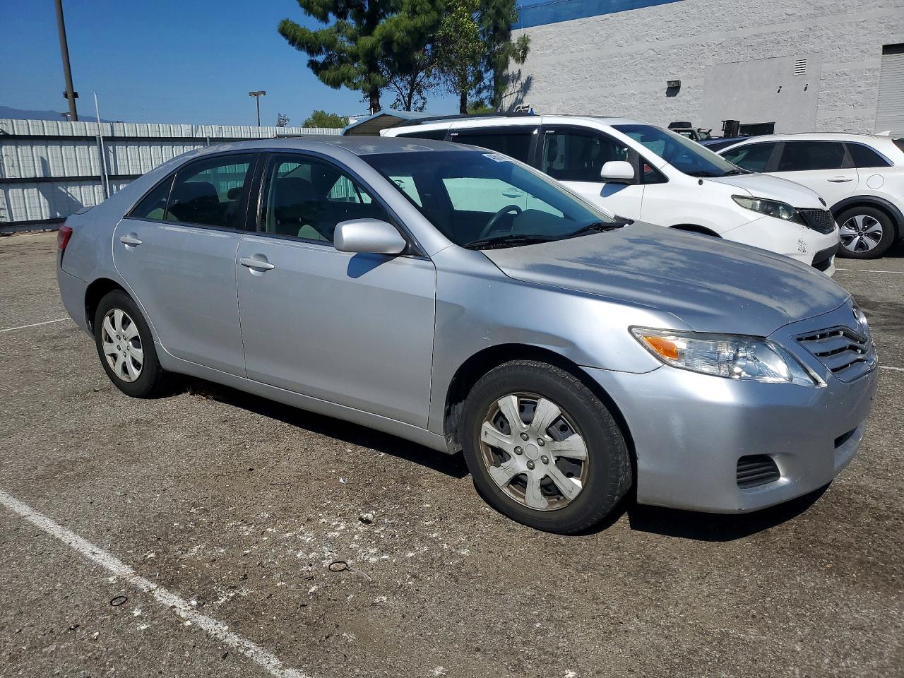 2011 TOYOTA CAMRY LE photo 10