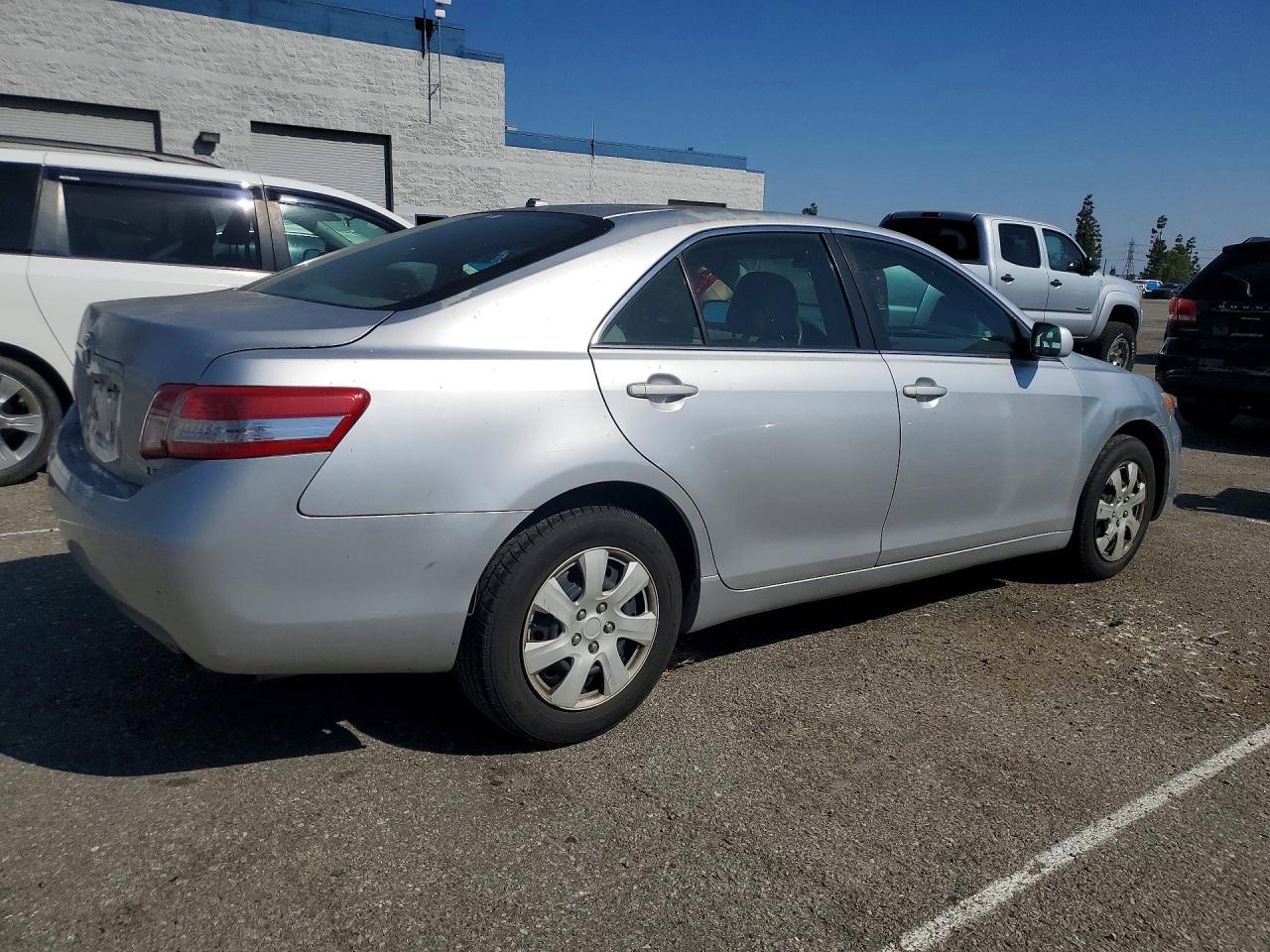 2011 TOYOTA CAMRY LE photo 7