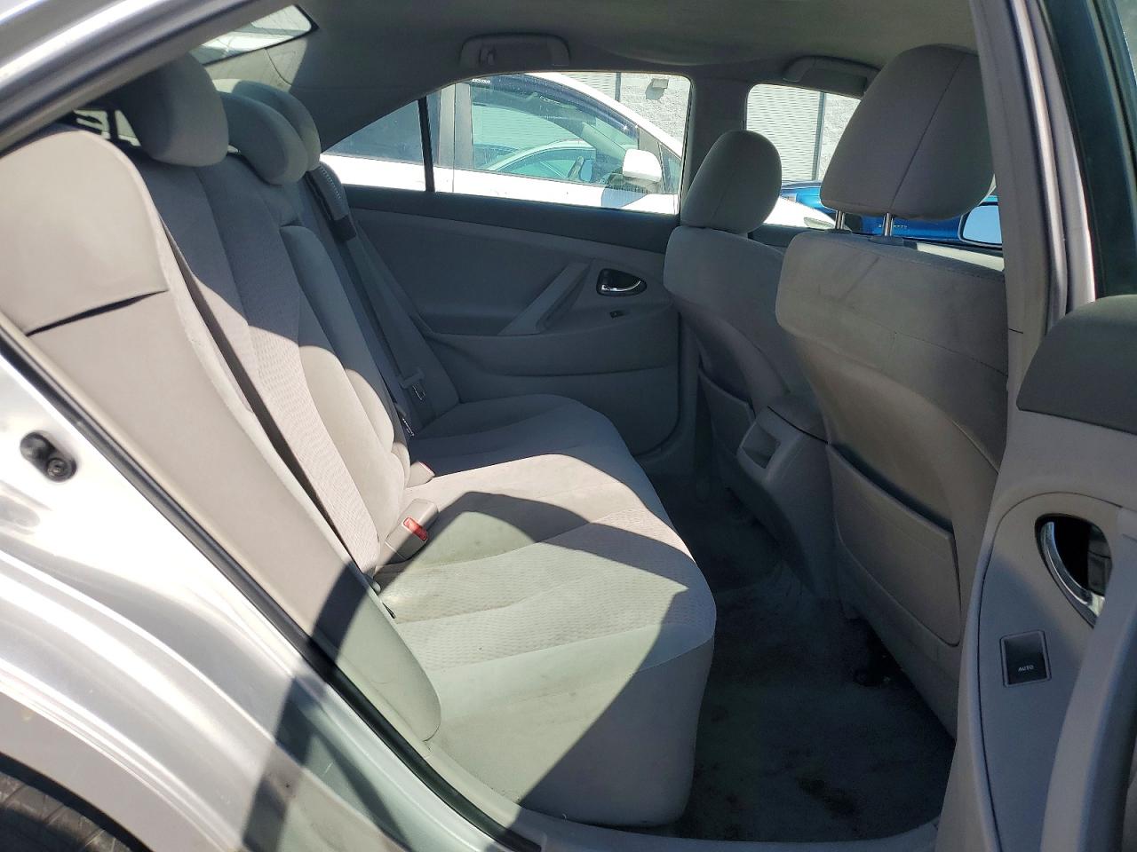 2011 TOYOTA CAMRY LE photo 28