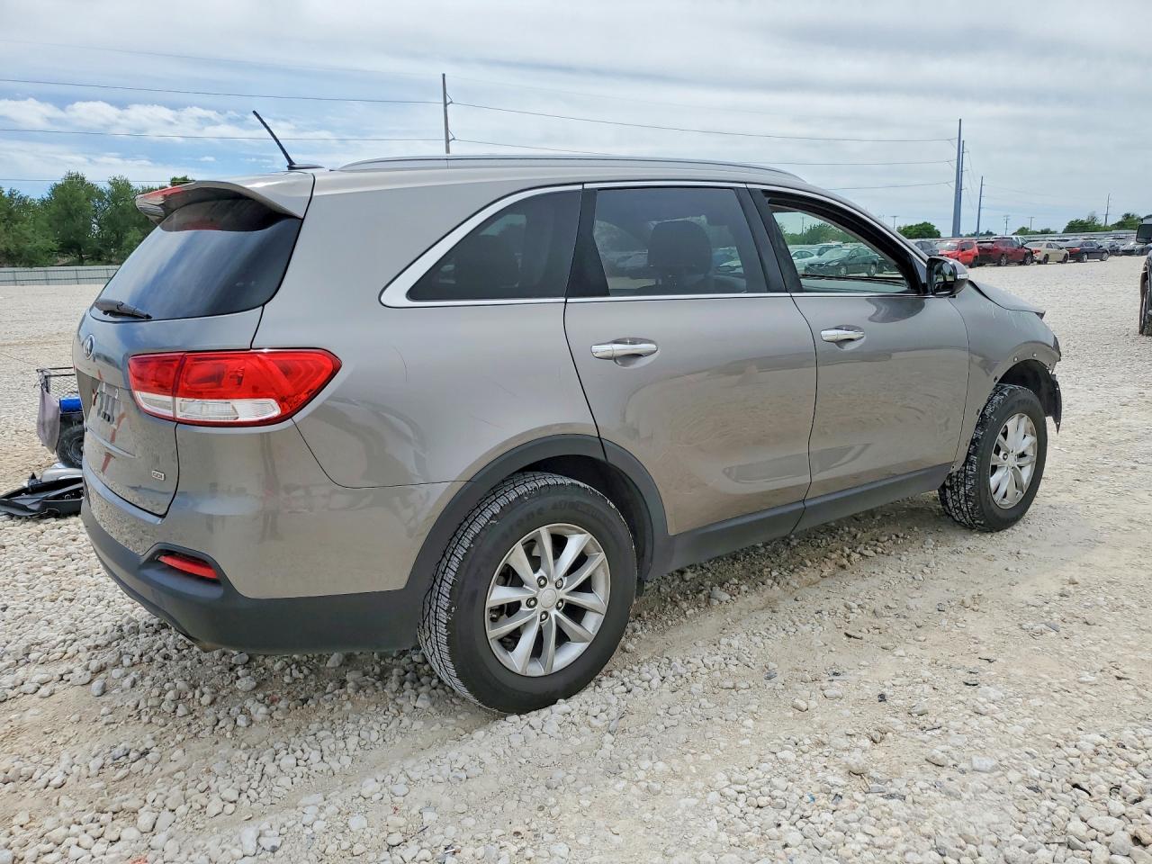 2017 KIA SORENTO LX photo 3