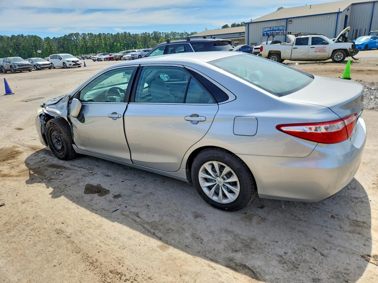 2016 TOYOTA CAMRY LE photo 4