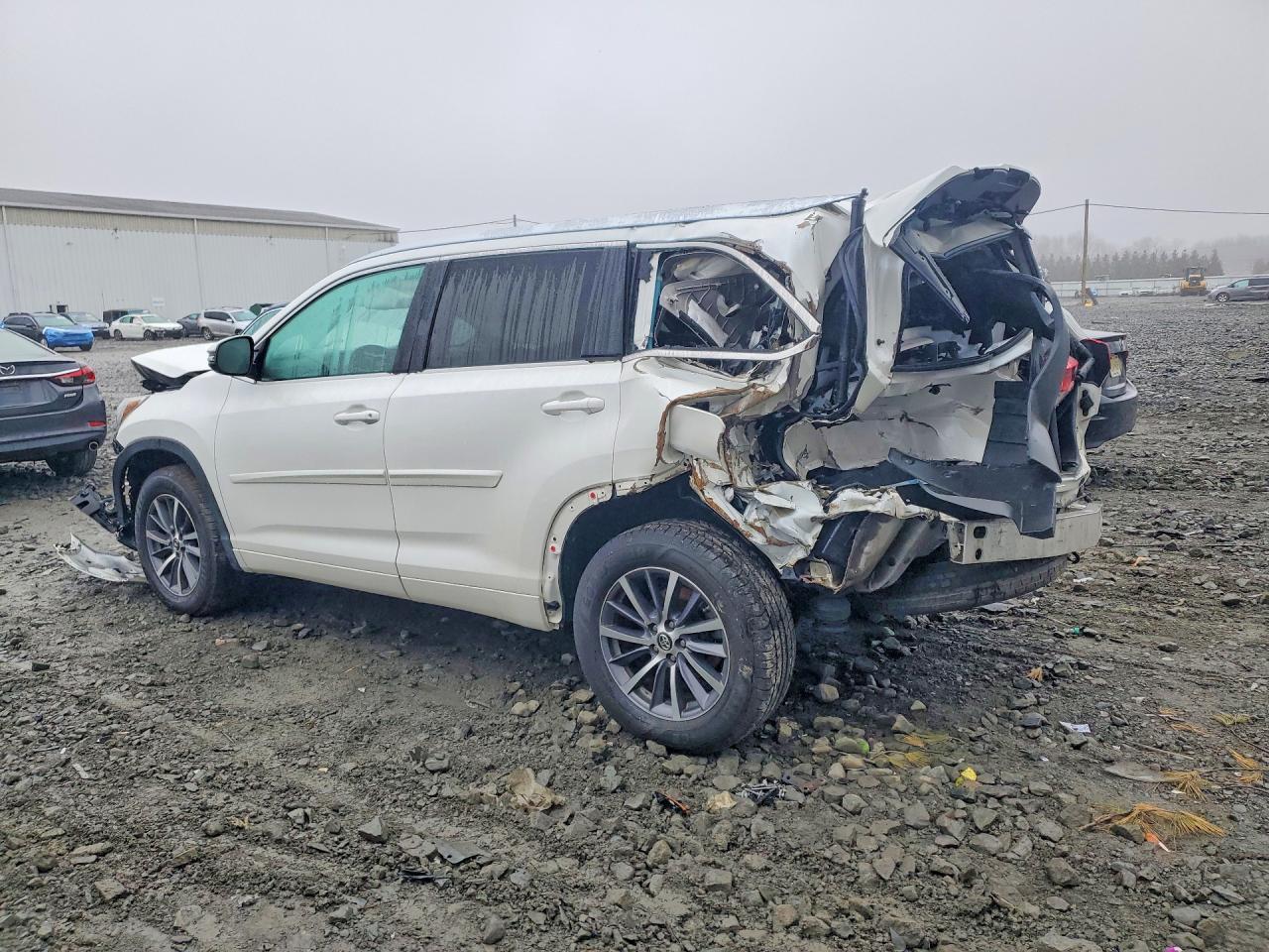 2017 TOYOTA HIGHLANDER XLE photo 4