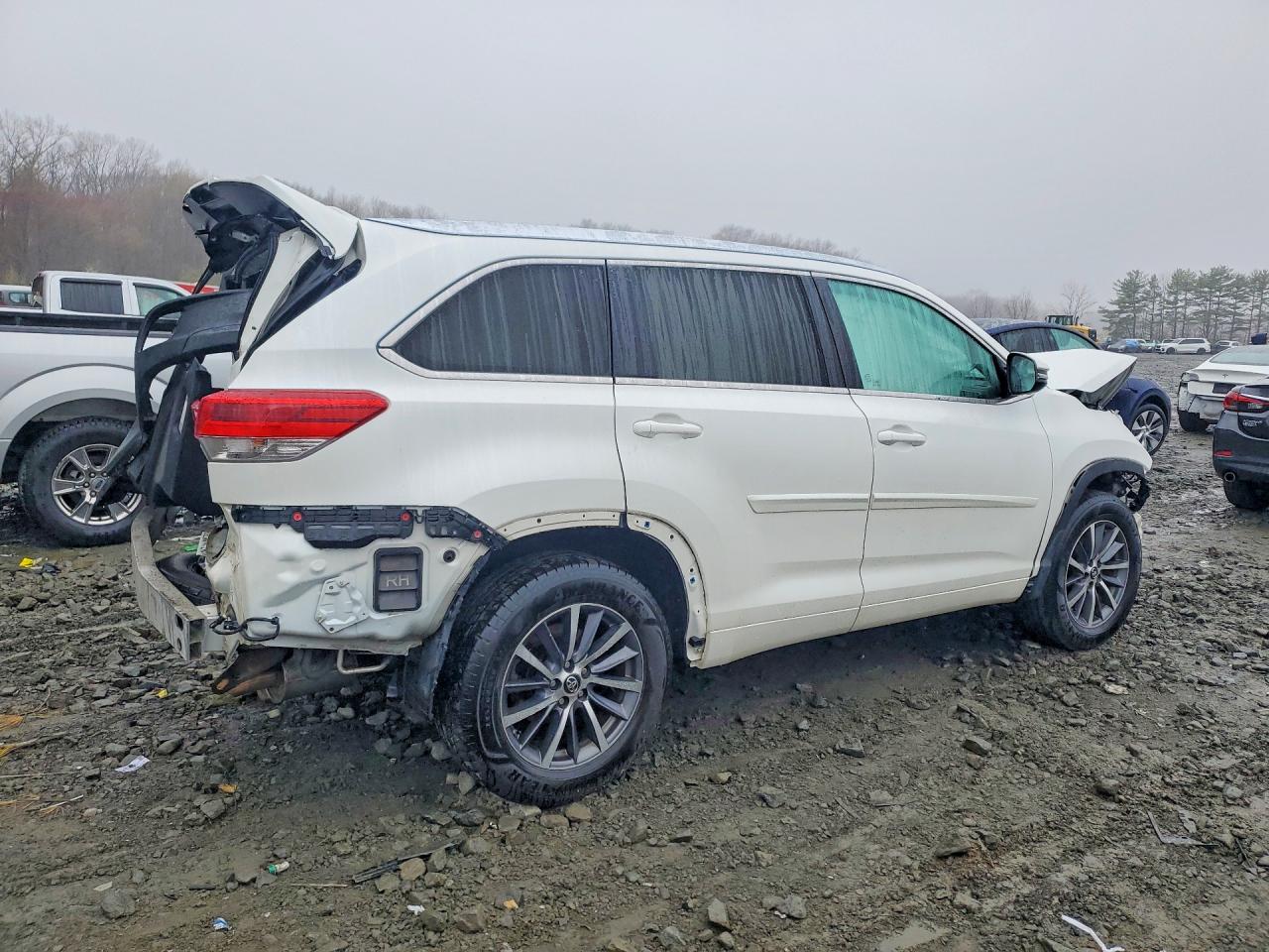 2017 TOYOTA HIGHLANDER XLE photo 7