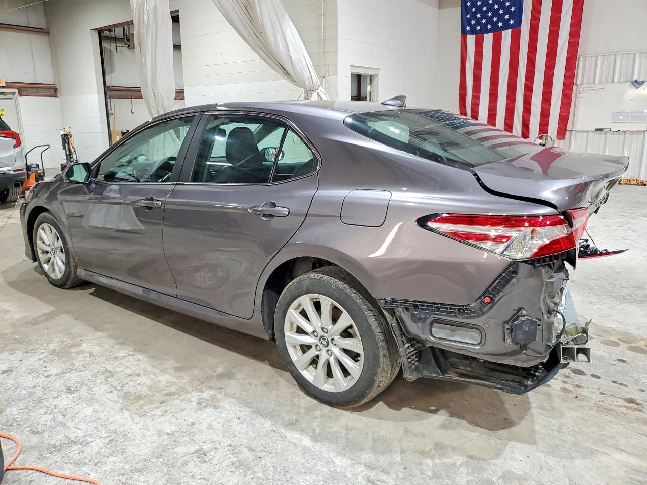 2019 TOYOTA CAMRY LE photo 3