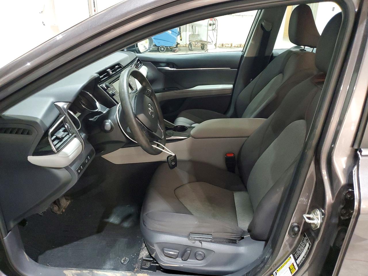2019 TOYOTA CAMRY LE photo 13