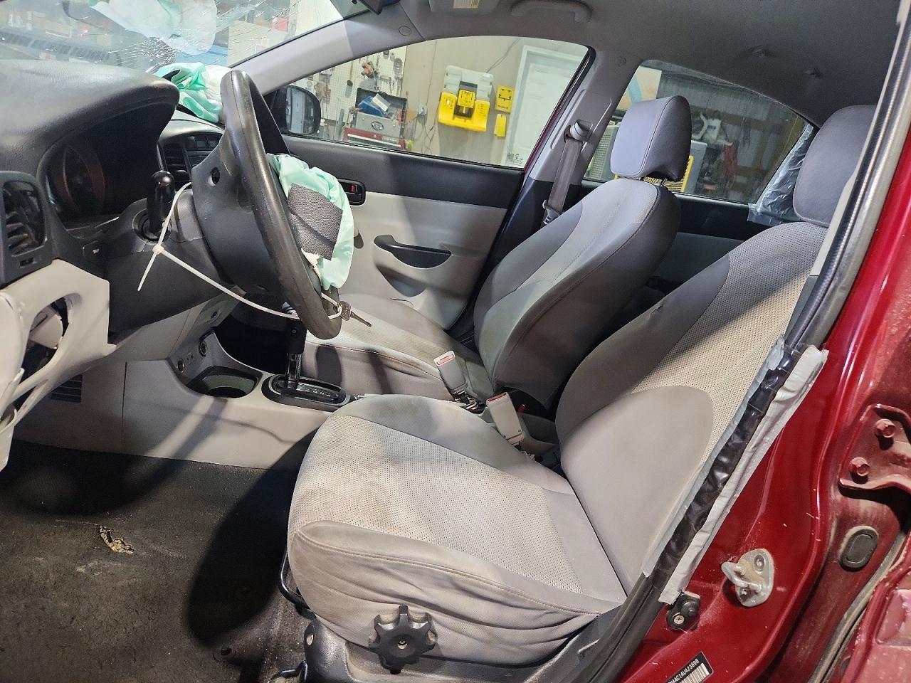 2010 HYUNDAI ACCENT GLS photo 13