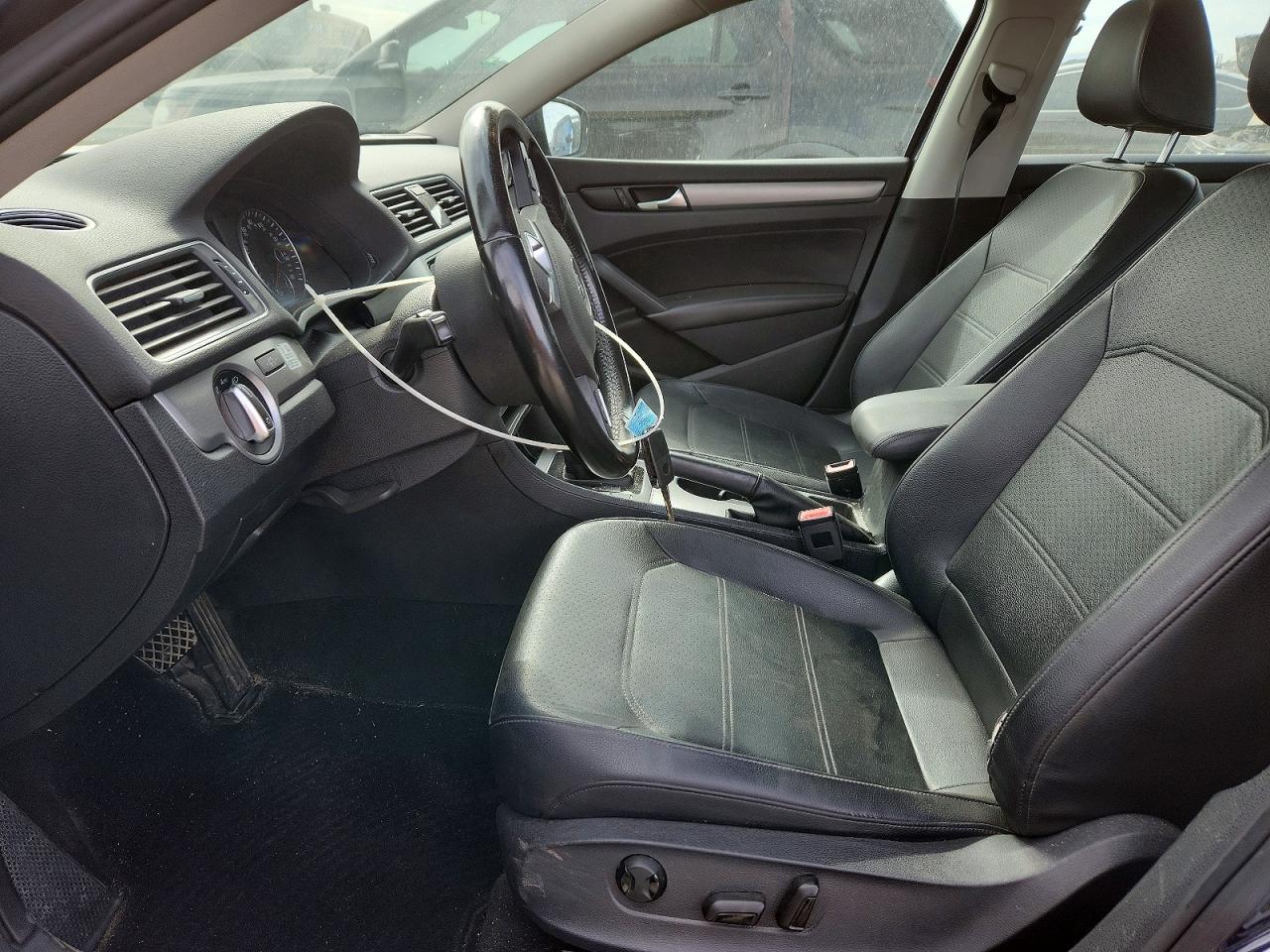 2015 VOLKSWAGEN PASSAT SE photo 13