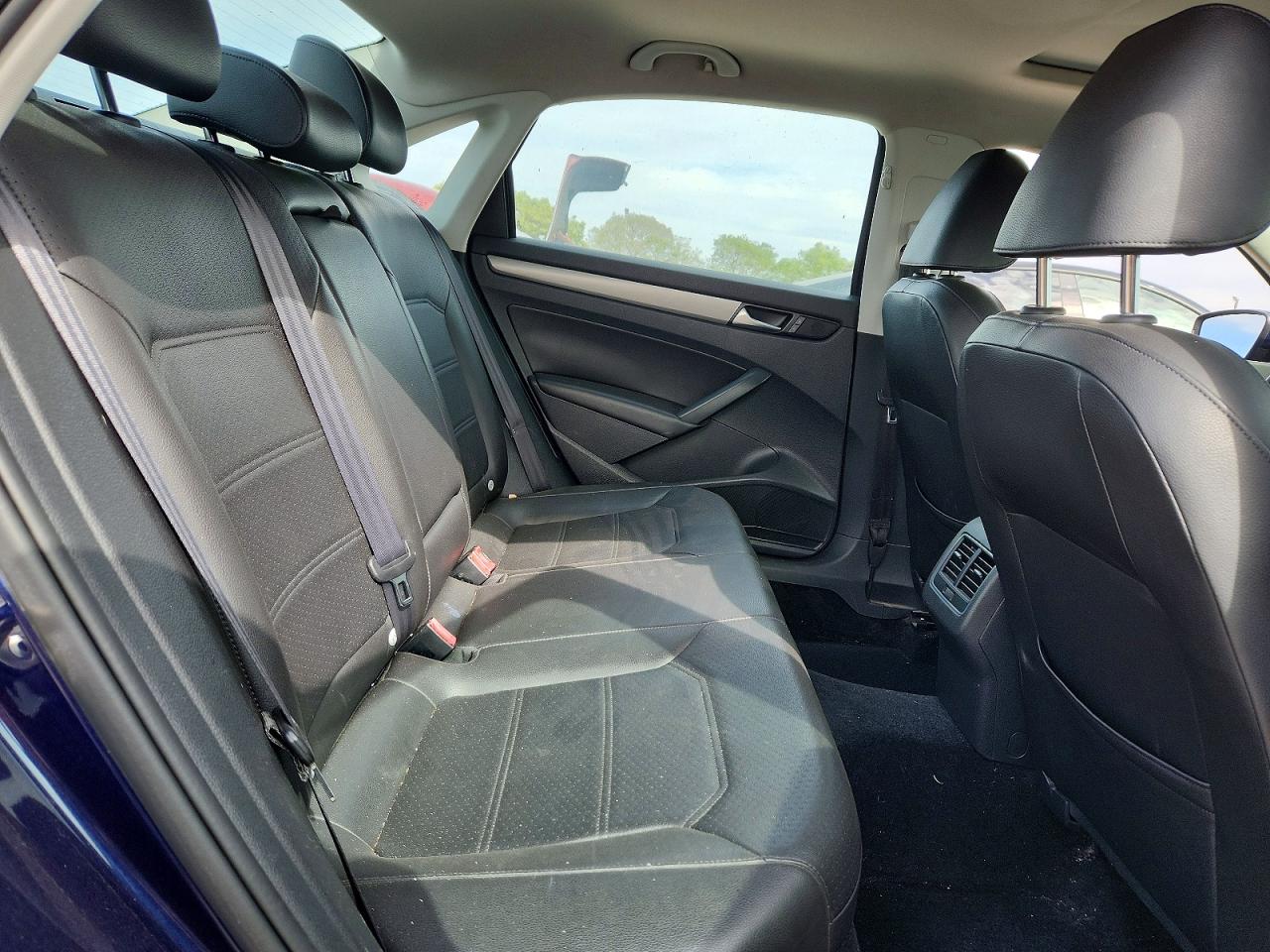 2015 VOLKSWAGEN PASSAT SE photo 19