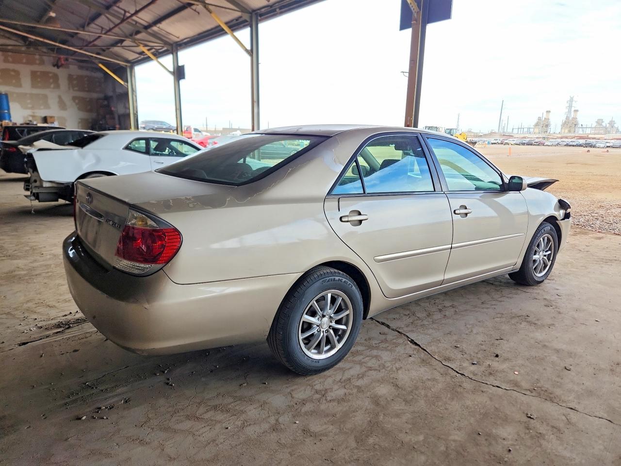 2005 TOYOTA CAMRY LE photo 3