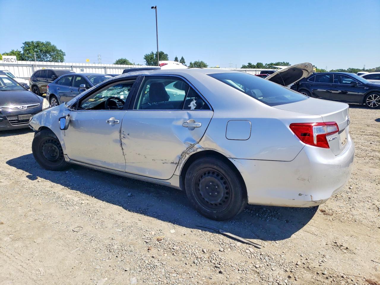 2013 TOYOTA CAMRY LE photo 3