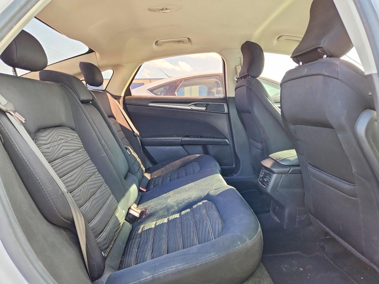 2016 FORD FUSION SE photo 28