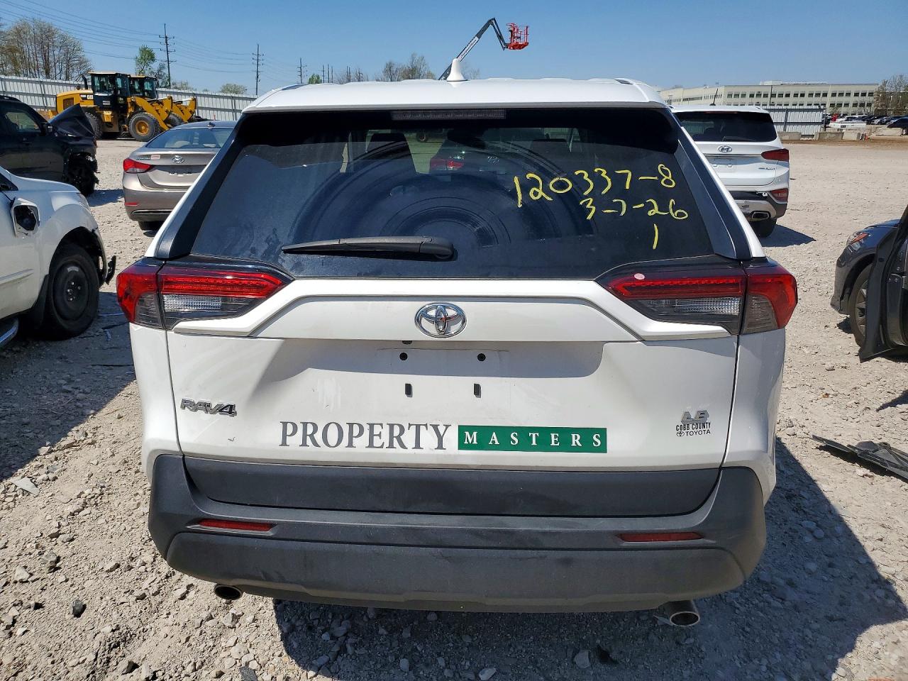 2022 TOYOTA RAV4 LE photo 11