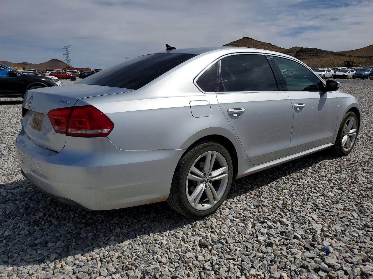 2014 VOLKSWAGEN PASSAT SE photo 3