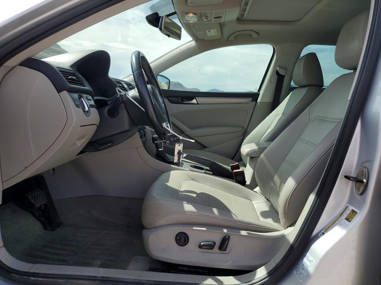 2014 VOLKSWAGEN PASSAT SE photo 7