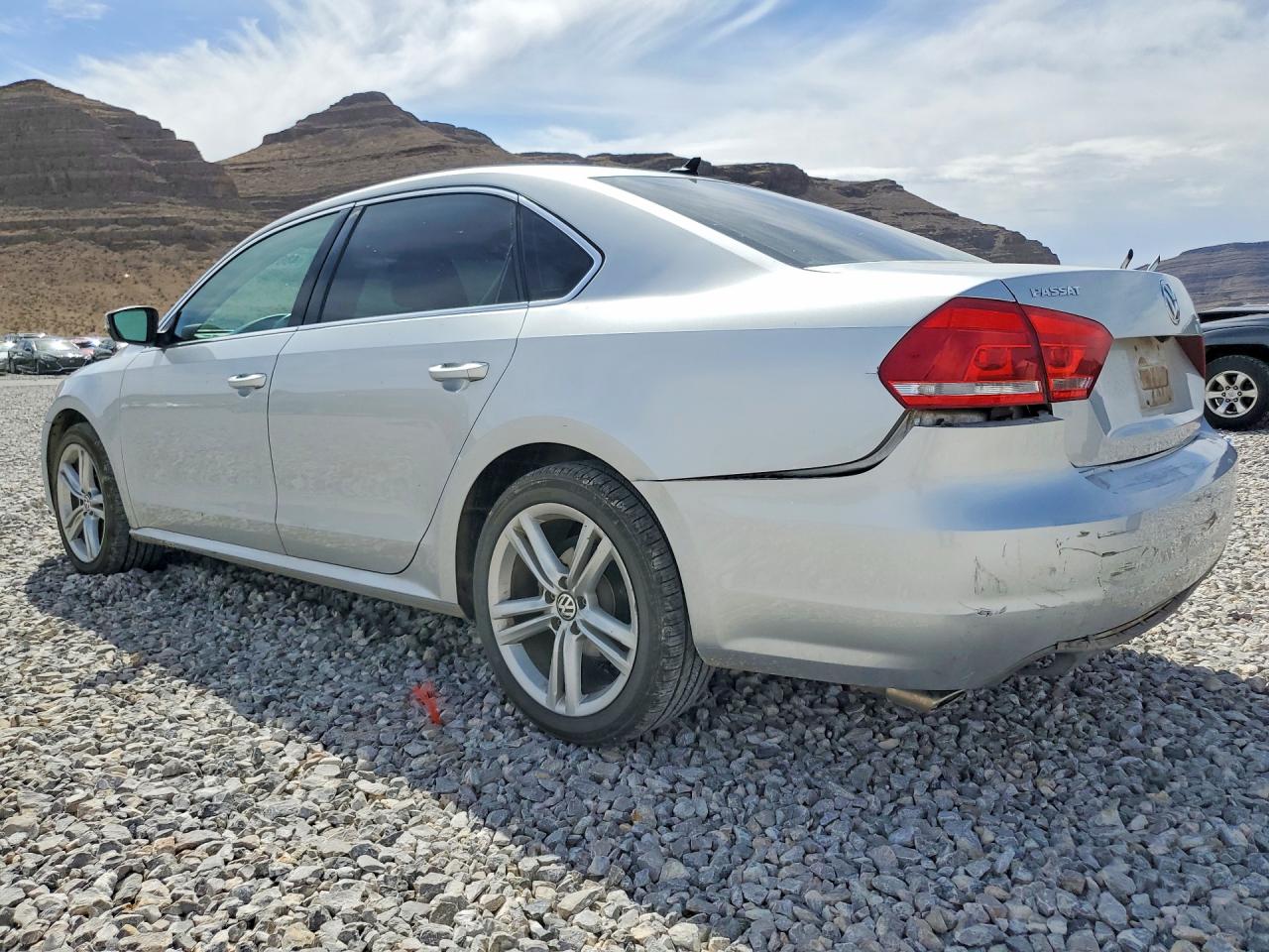 2014 VOLKSWAGEN PASSAT SE photo 2