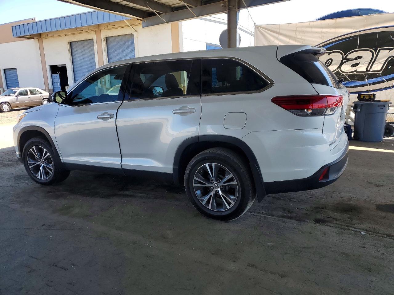 2019 TOYOTA HIGHLANDER LE photo 2