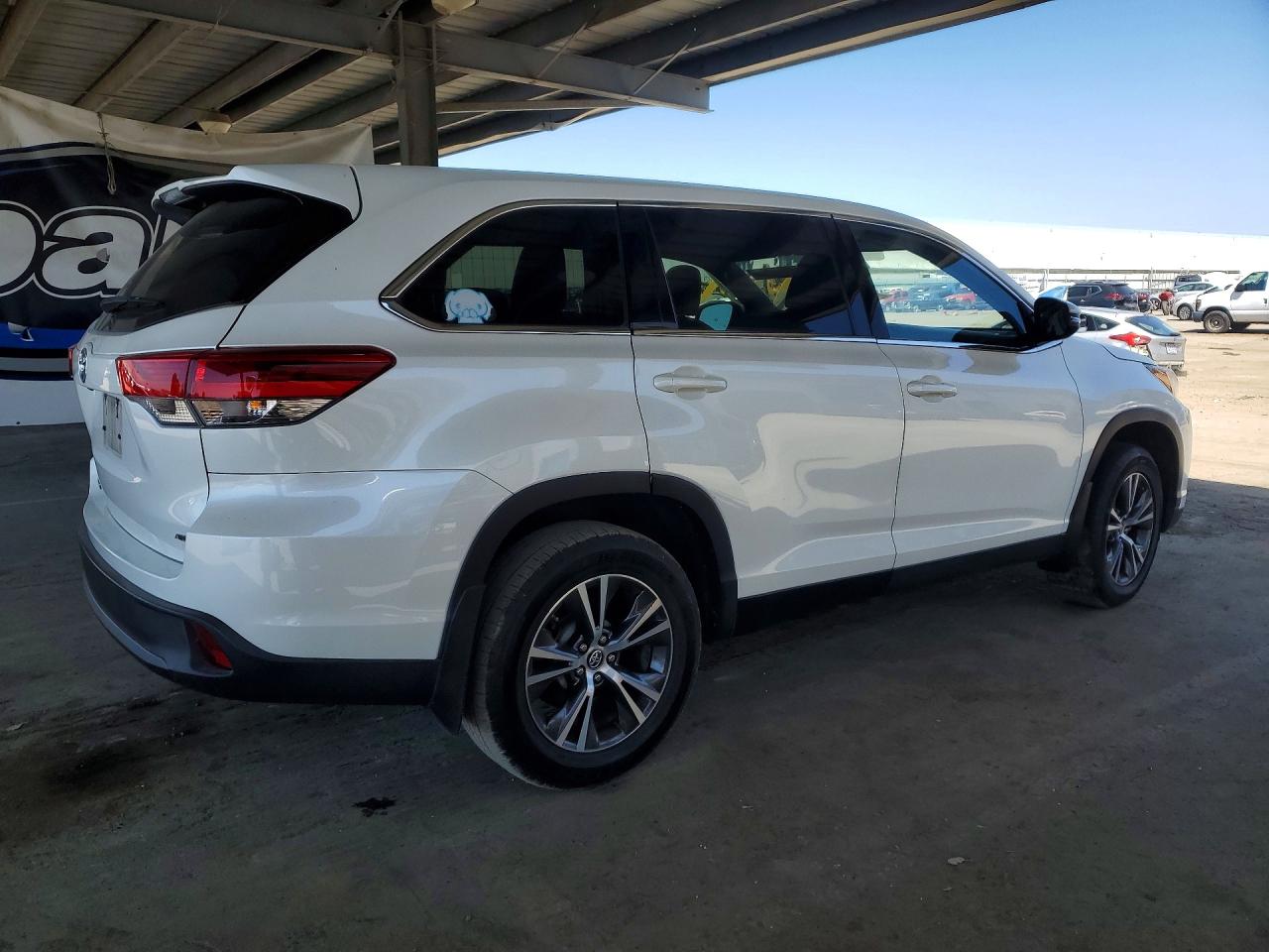 2019 TOYOTA HIGHLANDER LE photo 3