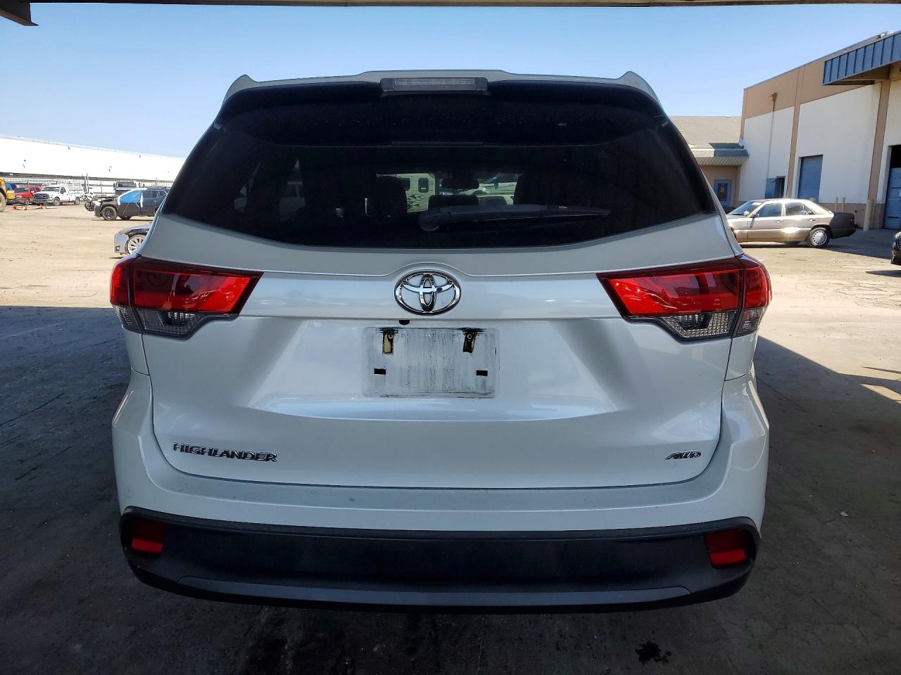2019 TOYOTA HIGHLANDER LE photo 6