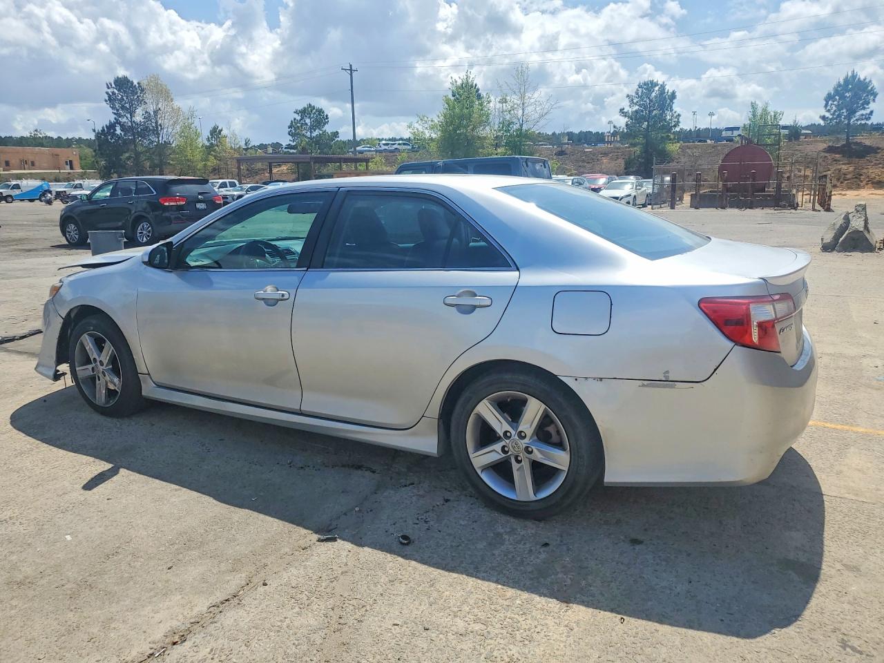2014 TOYOTA CAMRY SE photo 2