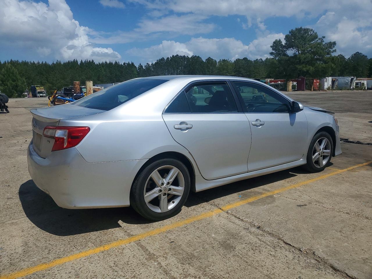 2014 TOYOTA CAMRY SE photo 3
