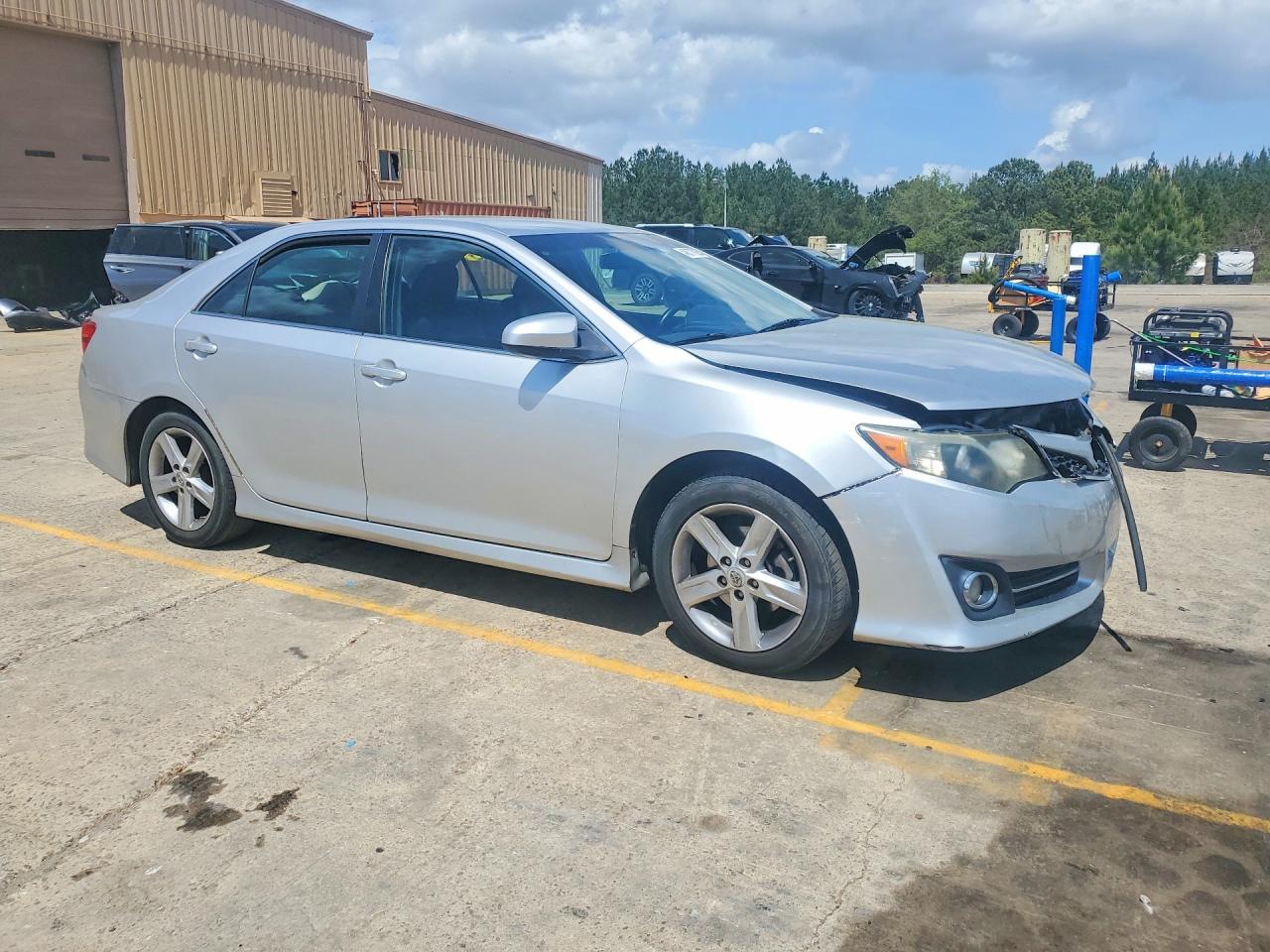 2014 TOYOTA CAMRY SE photo 4
