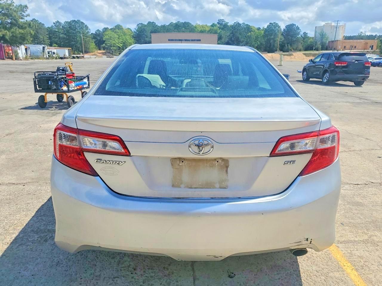 2014 TOYOTA CAMRY SE photo 6
