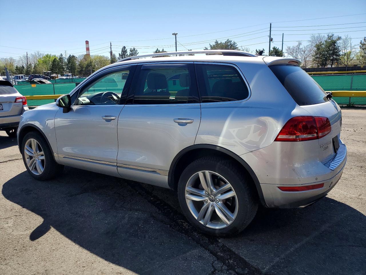 2011 VOLKSWAGEN TOUAREG V6 photo 3
