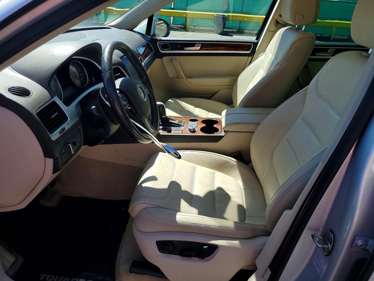2011 VOLKSWAGEN TOUAREG V6 photo 13